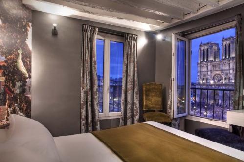 /Media/images/Product_Images/hotelreviews/notre dame/view of notre dame.jpg